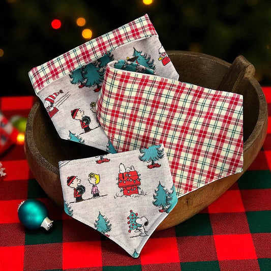 Reversible Christmas Dog Bandana/Snap on Bandana/Cartoon Beagle Holiday Time - Winni&Me Woofwear
